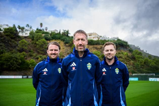 251114 Assistant coach Björn Hamberg, head coach Graham Potter and assistant coach Sebastian Larsson of the Swedish national football team during a training session on November 14, 2025 in Marbella. Photo: Joel Marklund BILDBYRAN kod JM JM0749 bbeng fotboll football soccer fotball vm-kval FIFA World Cup, WM, Weltmeisterschaft, Fussball qualifier träning practice training sverige sweden sverige a Copyright: JOELxMARKLUND BB251114JM077