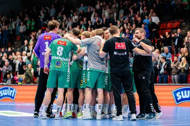 Die Mannschaft von GWD Minden jubelt freut sich nach 32:26 Sieg GER, GWD Minden vs. SC DHfK Leipzig, Handball, 1. Bundesliga, 12. Spieltag, Spielzeit 2025 2026, 14.11.2025 GER, GWD Minden vs. SC DHfK Leipzig, Handball, 1. Bundesliga, 12. Spieltag, Spielzeit 2025 2026, 14.11.2025 Luebbecke Copyright: xEibner-Pressefoto JanxRollingerx EP_JSK