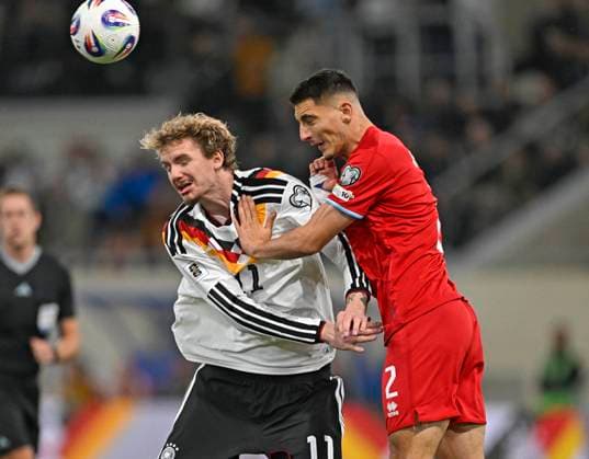 14.11.2025, Fussball WM-Qualifikation Europa 2025 26, 9.Spieltag, Luxemburg - Deutschland, im Stade de Luxembourg (Croix de Gasperich, Luxemburg), v.l. Nick Woltemade (Deutschland) gegen Seid Korac (Luxemburg)
