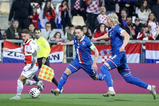 Fußball, WM Quali, Kroatien - Faröer Inseln Croatia v Faroe Islands - FIFA World Cup, WM, Weltmeisterschaft, Fussball 2026 Qualifier RIJEKA, CROATIA - NOVEMBER 14: Marco Pasalic of Croatia competes for the ball with Viljormur Davidsen of Faroe Islands during the FIFA World Cup 2026 qualifier match between Croatia and Faroe Islands at HNK Rijeka Stadium on November 14, 2025 in Rijeka, Croatia.  NelxPavletic PIXSELL