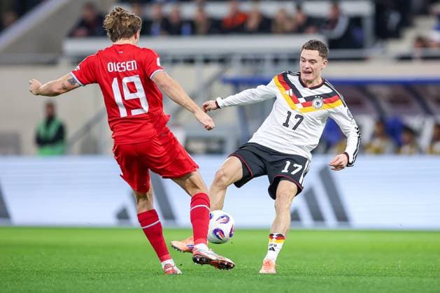 14.11.2025, Fußball, Länderspiel, WM-Qualifikation Europa, Deutschland - Luxemburg, Stade de Luxembourg (Croix de Gasperich, Luxemburg), 9. Spieltag, Saison 2025 2026: Mathias Olesen (LUX 19) im Zweikampf gegen Florian Wirtz (GER 17) Regulations prohibit any use of photographs as image sequences and or quasi-video. Luxemburg