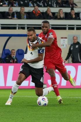 14.11.2025, xhettx, Fussball WM-Qualifikation 2026, Luxemburg - Deutschland v.l. Jonathan Tah (Germany, 4) und Christopher Martins (Luxembourg, 8) im Zweikampf (DFL DFB REGULATIONS PROHIBIT ANY USE OF PHOTOGRAPHS as IMAGE SEQUENCES and or QUASI-VIDEO) Luxemburg