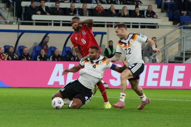 14.11.2025, xhettx, Fussball WM-Qualifikation 2026, Luxemburg - Deutschland v.l. Christopher Martins (Luxembourg, 8) setzt sich gegen 4 und David Raum (Germany, 22) durch (DFL DFB REGULATIONS PROHIBIT ANY USE OF PHOTOGRAPHS as IMAGE SEQUENCES and or QUASI-VIDEO) Luxemburg