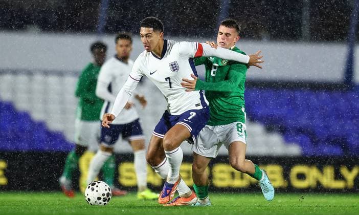 2027 UEFA European U21, U 21 Championship Qualifier, St. Andrew s at Knighthead Park, Birmingham, England 14 11 2025 England vs Republic of Ireland England™s Jobe Bellingham with Adam Murphy of Ireland Jobe Bellingham with Adam Murphy 14 11 2025  Copyright: x INPHO MichaelxZemanekx MZ1_0764