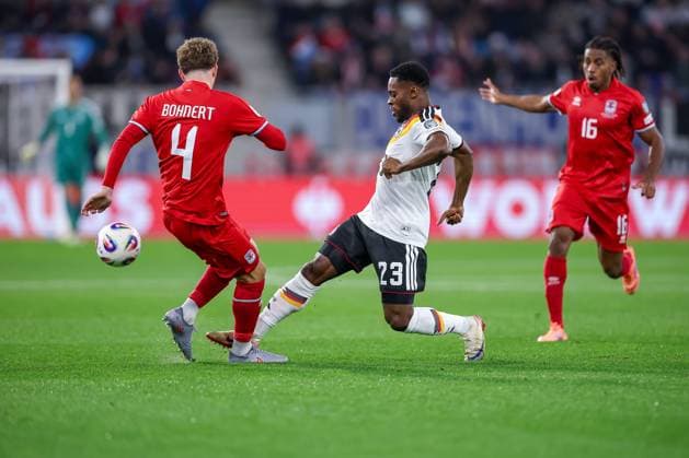 14.11.2025, Fußball, Länderspiel, WM-Qualifikation Europa, Deutschland - Luxemburg, Stade de Luxembourg (Croix de Gasperich, Luxemburg), 9. Spieltag, Saison 2025 2026: Florian Bohnert (LUX 04) und Adulai Djabi Embalo (LUX 03) im Zweikampf gegen Ridle Baku (GER 23) Regulations prohibit any use of photographs as image sequences and or quasi-video. Luxemburg