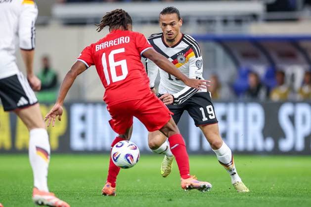 14.11.2025, Fußball, Länderspiel, WM-Qualifikation Europa, Deutschland - Luxemburg, Stade de Luxembourg (Croix de Gasperich, Luxemburg), 9. Spieltag, Saison 2025 2026: Leandro Barreiro (LUX 16) im Zweikampf gegen Leroy Sane (GER 19) Regulations prohibit any use of photographs as image sequences and or quasi-video. Luxemburg