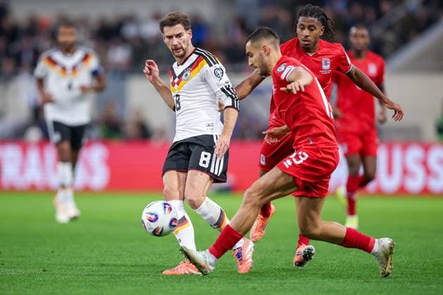 14.11.2025, Fußball, Länderspiel, WM-Qualifikation Europa, Deutschland - Luxemburg, Stade de Luxembourg (Croix de Gasperich, Luxemburg), 9. Spieltag, Saison 2025 2026: Leon Goretzka (GER 08) im Zweikampf gegen Dirk Carlson (LUX 13) Regulations prohibit any use of photographs as image sequences and or quasi-video. Luxemburg