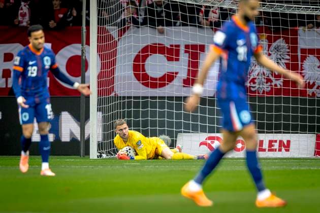 Netherlands goalkeeper Bart Verbruggen during the match FOOTBALL - EUROPEAN QUALIFIERS - POLAND - NETHERLANDS at the PGE Narodowy (National Stadium) for the FIFA World Cup, WM, Weltmeisterschaft, Fussball 2026 UEFA Qualifiers - Group G - Matchday 9 season 2025-2026 in WARSAW, Poland on 14 november 2025, (photo by Stefan Koops EYE4images DeFodi Images)