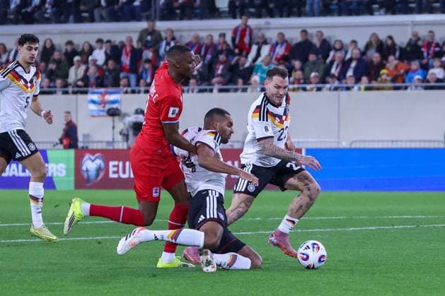 Christopher Martins (Luxembourg Luxemburg), links, in Aktion mit Jonathan Tah 4 (Deutschland) und David Raum 22 (Deutschland), Luxemburg vs. Deutschland, Fussball, Maenner, WM-Qualifikation, Laenderspiel, Gruppenphase, Gruppe A, Stade de Luxembourg, UEFA,14.11.2025 Luxemburg Stadt Luxemburg