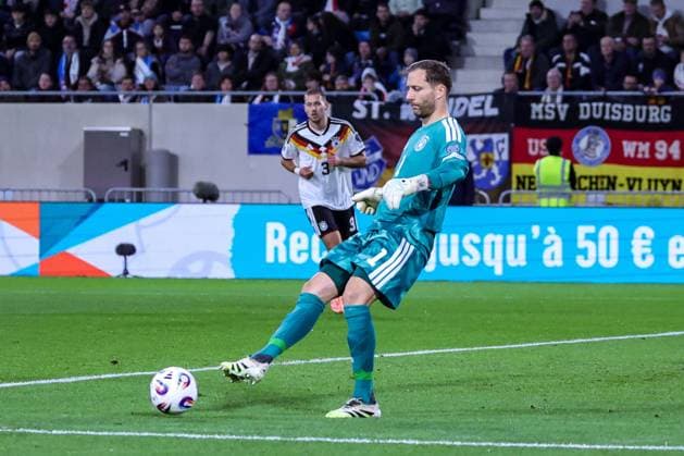 Oliver Baumann 1 (Deutschland) in Aktion, mit Waldemar Anton (Deutschland), Luxemburg vs. Deutschland, Fussball, Maenner, WM-Qualifikation, Laenderspiel, Gruppenphase, Gruppe A, Stade de Luxembourg, UEFA,14.11.2025 Luxemburg Stadt Luxemburg