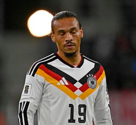 14.11.2025, Fussball WM-Qualifikation Europa 2025 26, 9.Spieltag, Luxemburg - Deutschland, im Stade de Luxembourg (Croix de Gasperich, Luxemburg), Leroy Sane (Deutschland) nachdenklich