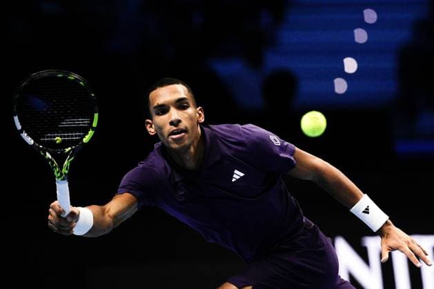 Canada s Felix Auger Aliassime returns the ball to Germany s Alexander Zverev on the singles tennis match of the ATP, Tennis Herren World Tour Finals at the Inalpi Arena in Turin, Italy - Friday, Nov. 14, 2025. -  Copyright: xMarcoxAlpozzi LaPressex