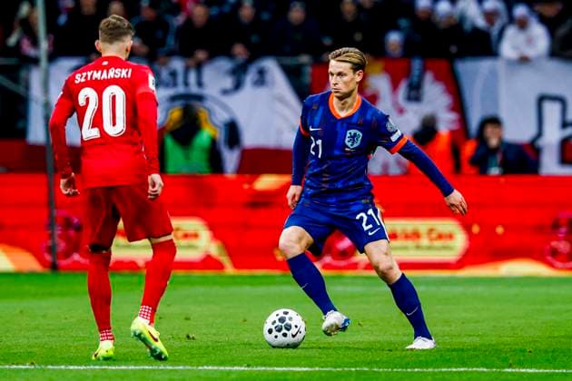 Frenkie de Jong of the Netherlands dribbles with the ball Poland v Netherlands, FIFA World Cup, WM, Weltmeisterschaft, Fussball 2026 Qualifier, Poland v Netherlands, PGE Narodowy, November 14, 2025, Warsaw, Poland.