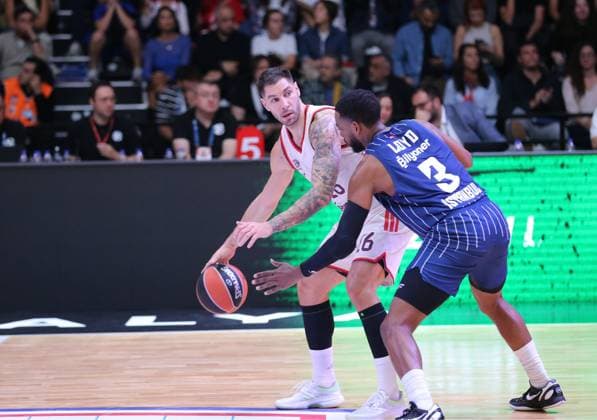Anadolu Efes v Bayern Munich - EuroLeague ANTALYA, TURKIYE - NOVEMBER 14: Anadolu Efes player Jordan Loyd (3) in action against Bayern Munich s Stefan Jovic (16) during the EuroLeague week 11 basketball game between Anadolu Efes and Bayern Munich at Antalya Sports Hall in Antalya, Turkiye, on November 14, 2025. Fatih Hepokur Anadolu Antalya Turkey. Editorial use only. Please get in touch for any other usage.  Copyright: x2025xAnadoluxFatihxHepokurx