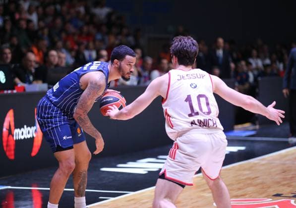 Anadolu Efes v Bayern Munich - EuroLeague ANTALYA, TURKIYE - NOVEMBER 14: Anadolu Efes player Nick Weiler-Babb (8) in action against Justinian Jessup (10) during the EuroLeague week 11 basketball game between Anadolu Efes and Bayern Munich at Antalya Sports Hall in Antalya, Turkiye, on November 14, 2025. Fatih Hepokur Anadolu Antalya Turkey. Editorial use only. Please get in touch for any other usage.  Copyright: x2025xAnadoluxFatihxHepokurx