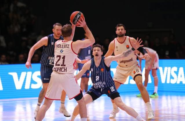 Anadolu Efes v Bayern Munich - EuroLeague ANTALYA, TURKIYE - NOVEMBER 14: Anadolu Efes player Sehmus Hazer (2) in action against Bayern Munich s Justus Hollatz (21) during the EuroLeague week 11 basketball game between Anadolu Efes and Bayern Munich at Antalya Sports Hall in Antalya, Turkiye, on November 14, 2025. Fatih Hepokur Anadolu Antalya Turkey. Editorial use only. Please get in touch for any other usage.  Copyright: x2025xAnadoluxFatihxHepokurx