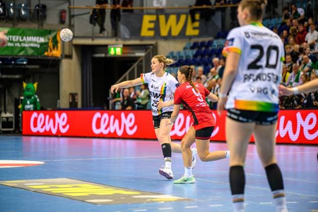 Handball Frauen EHF European League Women Qualifikationsrunde 3 Saison 2025 2026 VfL Oldenburg vs. HC Dalmatinka Ploce 14.11.2025 v.l. Golla, Paulina (25, VfL Oldenburg),Jerkovic, Antea (9, HC Dalmatinka Ploce)