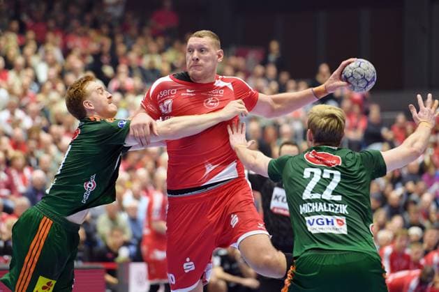Dainis Kristopans (MT Melsungen 10) (am Ball); Lukas Stutzke (TSV Hannover-Burgdorf 39) (L), Marian Michalczik (TSV Hannover-Burgdorf 22) , GER, MT Melsungen - TSV Hannover-Burgdorf, Handball, 1. Bundesliga, 12. Spieltag, Saison 2025 2026, 14.11.2025, GER, MT Melsungen - TSV Hannover-Burgdorf, Handball, 1. Bundesliga, 12. Spieltag, Saison 2025 2026, 14.11.2025 Kassel Copyright: xEibner-Pressefotox xRolandxSippex EP_RSL