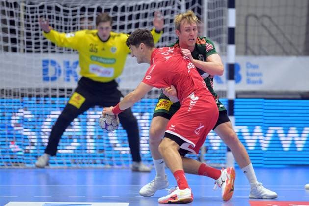 Marian Michalczik (TSV Hannover-Burgdorf 22) (R), Nikolaj Enderleit (MT Melsungen 4) (am Ball) , GER, MT Melsungen - TSV Hannover-Burgdorf, Handball, 1. Bundesliga, 12. Spieltag, Saison 2025 2026, 14.11.2025, GER, MT Melsungen - TSV Hannover-Burgdorf, Handball, 1. Bundesliga, 12. Spieltag, Saison 2025 2026, 14.11.2025 Kassel Copyright: xEibner-Pressefotox xRolandxSippex EP_RSL