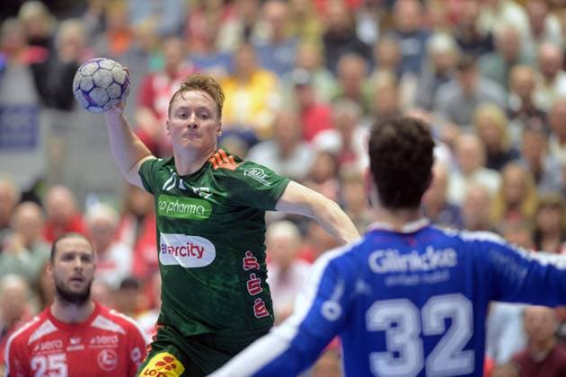 August Baskar Pedersen (TSV Hannover-Burgdorf 17) beim Wurf; Kristof Palasics (Torwart MT Melsungen 32), Olle Forsell Schefvert (MT Melsungen 25) (L) , GER, MT Melsungen - TSV Hannover-Burgdorf, Handball, 1. Bundesliga, 12. Spieltag, Saison 2025 2026, 14.11.2025, GER, MT Melsungen - TSV Hannover-Burgdorf, Handball, 1. Bundesliga, 12. Spieltag, Saison 2025 2026, 14.11.2025 Kassel Copyright: xEibner-Pressefotox xRolandxSippex EP_RSL