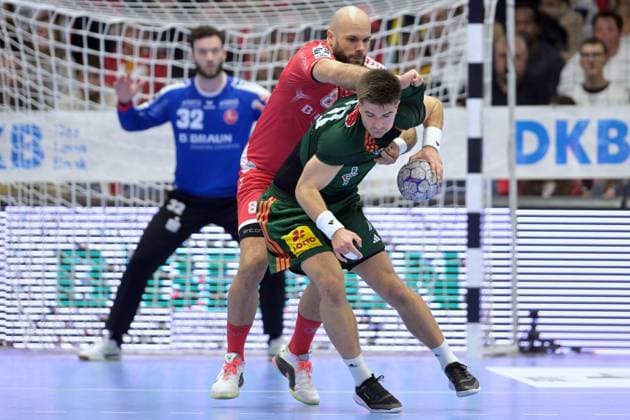Renars Uscins (TSV Hannover-Burgdorf 10) (am Ball), Adrian Sipos (MT Melsungen 8), Kristof Palasics (Torwart MT Melsungen 32) (hinten) , GER, MT Melsungen - TSV Hannover-Burgdorf, Handball, 1. Bundesliga, 12. Spieltag, Saison 2025 2026, 14.11.2025, GER, MT Melsungen - TSV Hannover-Burgdorf, Handball, 1. Bundesliga, 12. Spieltag, Saison 2025 2026, 14.11.2025 Kassel Copyright: xEibner-Pressefotox xRolandxSippex EP_RSL