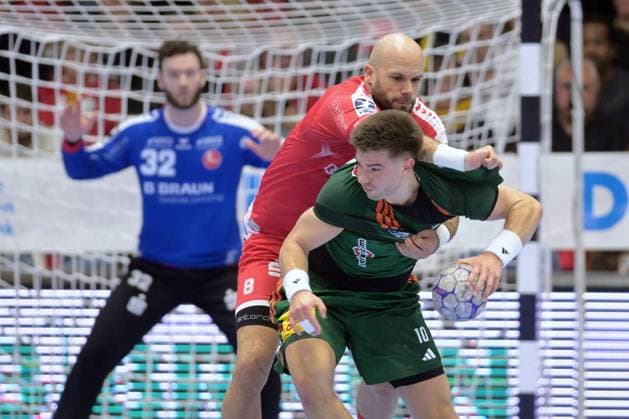 Renars Uscins (TSV Hannover-Burgdorf 10) (am Ball), Adrian Sipos (MT Melsungen 8), Kristof Palasics (Torwart MT Melsungen 32) (hinten) , GER, MT Melsungen - TSV Hannover-Burgdorf, Handball, 1. Bundesliga, 12. Spieltag, Saison 2025 2026, 14.11.2025, GER, MT Melsungen - TSV Hannover-Burgdorf, Handball, 1. Bundesliga, 12. Spieltag, Saison 2025 2026, 14.11.2025 Kassel Copyright: xEibner-Pressefotox xRolandxSippex EP_RSL