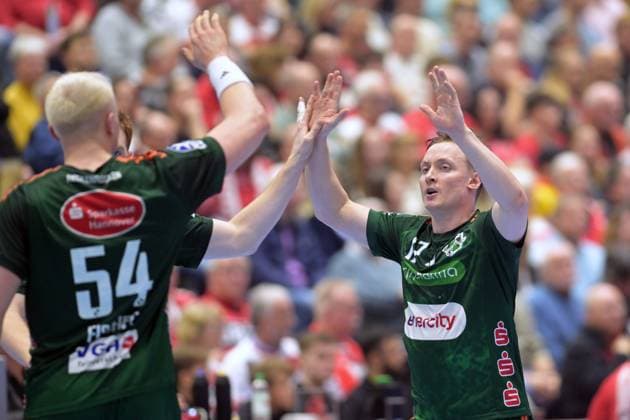 Jubel bei August Baskar Pedersen (TSV Hannover-Burgdorf 17) und Justus Fischer (TSV Hannover-Burgdorf 54) , GER, MT Melsungen - TSV Hannover-Burgdorf, Handball, 1. Bundesliga, 12. Spieltag, Saison 2025 2026, 14.11.2025, GER, MT Melsungen - TSV Hannover-Burgdorf, Handball, 1. Bundesliga, 12. Spieltag, Saison 2025 2026, 14.11.2025 Kassel Copyright: xEibner-Pressefotox xRolandxSippex EP_RSL