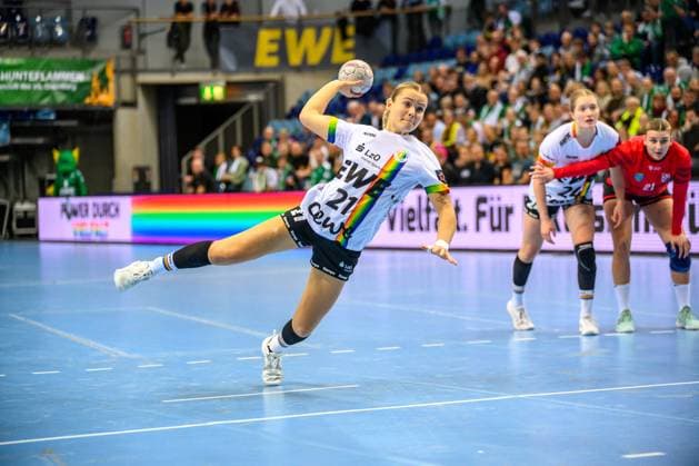 Handball Frauen EHF European League Women Qualifikationsrunde 3 Saison 2025 2026 VfL Oldenburg vs. HC Dalmatinka Ploce 14.11.2025 Granicka, Joanna (21, VfL Oldenburg) beim sieben Meter, 7-Meter
