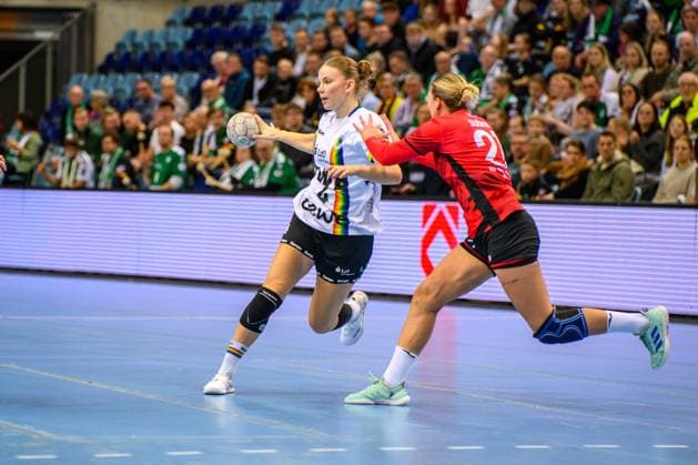 Handball Frauen EHF European League Women Qualifikationsrunde 3 Saison 2025 2026 VfL Oldenburg vs. HC Dalmatinka Ploce 14.11.2025 Reinemann, Toni-Luisa (4, VfL Oldenburg) am Ball