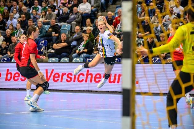 Handball Frauen EHF European League Women Qualifikationsrunde 3 Saison 2025 2026 VfL Oldenburg vs. HC Dalmatinka Ploce 14.11.2025 Wolff, Laurentia (24, VfL Oldenburg) im Sprung, Wurf