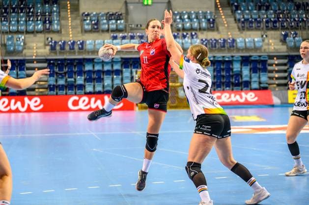 Handball Frauen EHF European League Women Qualifikationsrunde 3 Saison 2025 2026 VfL Oldenburg vs. HC Dalmatinka Ploce 14.11.2025 Bule, Iva (11, HC Dalmatinka Ploce) im Spurng, Wurf