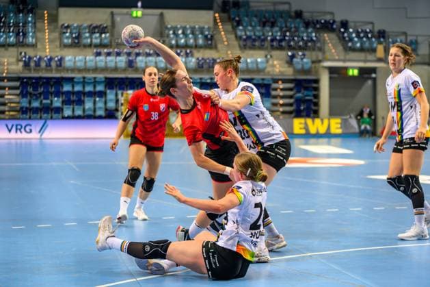 Handball Frauen EHF European League Women Qualifikationsrunde 3 Saison 2025 2026 VfL Oldenburg vs. HC Dalmatinka Ploce 14.11.2025 Bule, Iva (11, HC Dalmatinka Ploce) am Ball im Zweikampf mit Pfundstein, Ariane (20, VfL Oldenburg) und
