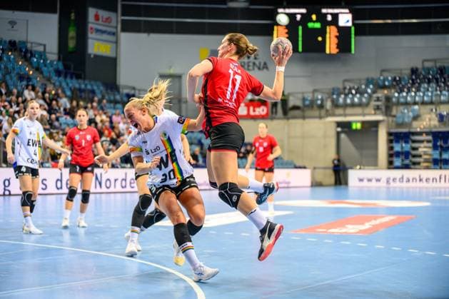Handball Frauen EHF European League Women Qualifikationsrunde 3 Saison 2025 2026 VfL Oldenburg vs. HC Dalmatinka Ploce 14.11.2025 v.l. Behrend, Jenny (30, VfL Oldenburg) im Duell mit Bule, Iva (11, HC Dalmatinka Ploce)