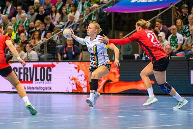 Handball Frauen EHF European League Women Qualifikationsrunde 3 Saison 2025 2026 VfL Oldenburg vs. HC Dalmatinka Ploce 14.11.2025 Röpcke, Lotta (22, VfL Oldenburg) im Duell mit SuÅ¡ak, Andela (21, HC Dalmatinka Ploce)