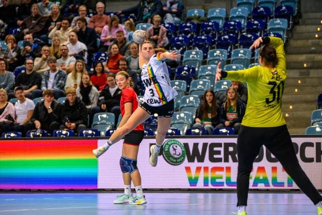 Handball Frauen EHF European League Women Qualifikationsrunde 3 Saison 2025 2026 VfL Oldenburg vs. HC Dalmatinka Ploce 14.11.2025 Teiken, Lana (3, VfL Oldenburg) im Sprung, Wurf