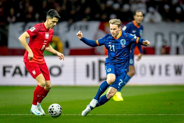 Poland midfielder Bartosz Kapustka, Netherlands midfielder Frenkie de Jong during the match FOOTBALL - EUROPEAN QUALIFIERS - POLAND - NETHERLANDS at the PGE Narodowy (National Stadium) for the FIFA World Cup, WM, Weltmeisterschaft, Fussball 2026 UEFA Qualifiers - Group G - Matchday 9 season 2025-2026 in WARSAW, Poland on 14 november 2025, (photo by Stefan Koops EYE4images DeFodi Images)