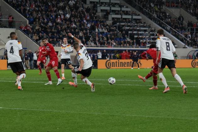 14.11.2025, xhettx, Fussball WM-Qualifikation 2026, Luxemburg - Deutschland v.l. Waldemar Anton (Germany, 3) wirft sich in den Schuss von Aiman Dardari (Luxembourg, 7) (DFL DFB REGULATIONS PROHIBIT ANY USE OF PHOTOGRAPHS as IMAGE SEQUENCES and or QUASI-VIDEO) Luxemburg