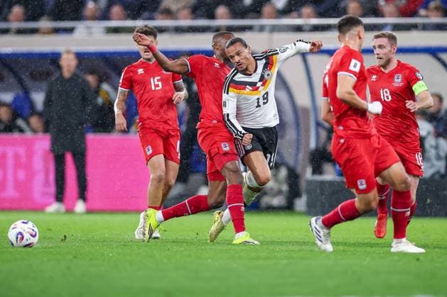 14.11.2025, Fußball, Länderspiel, WM-Qualifikation Europa, Deutschland - Luxemburg, Stade de Luxembourg (Croix de Gasperich, Luxemburg), 9. Spieltag, Saison 2025 2026: Leroy Sane (GER 19) wird von der Abwehr zu gemacht Regulations prohibit any use of photographs as image sequences and or quasi-video. Luxemburg