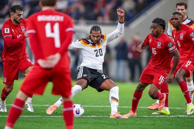 14.11.2025, Fußball, Länderspiel, WM-Qualifikation Europa, Deutschland - Luxemburg, Stade de Luxembourg (Croix de Gasperich, Luxemburg), 9. Spieltag, Saison 2025 2026: Serge Gnabry (GER 20) beim Schuss auf das Tor Regulations prohibit any use of photographs as image sequences and or quasi-video. Luxemburg