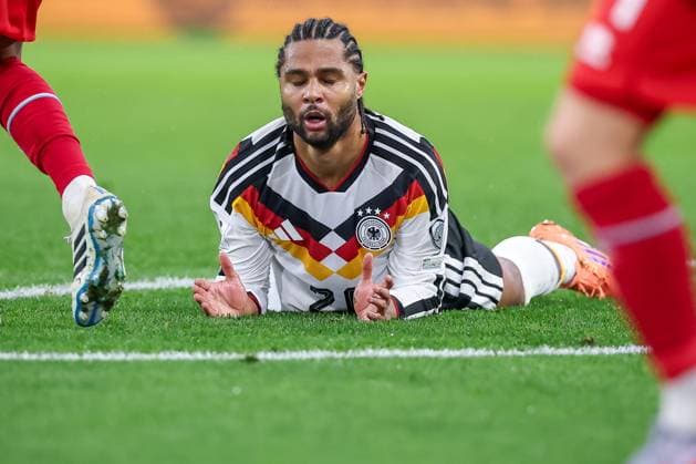 14.11.2025, Fußball, Länderspiel, WM-Qualifikation Europa, Deutschland - Luxemburg, Stade de Luxembourg (Croix de Gasperich, Luxemburg), 9. Spieltag, Saison 2025 2026: Serge Gnabry (GER 20) liegt ENttäuscht auf dem Spielfeld nach verschossenen Torschuss Regulations prohibit any use of photographs as image sequences and or quasi-video. Luxemburg