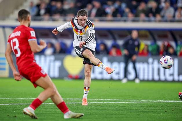 14.11.2025, Fußball, Länderspiel, WM-Qualifikation Europa, Deutschland - Luxemburg, Stade de Luxembourg (Croix de Gasperich, Luxemburg), 9. Spieltag, Saison 2025 2026: Florian Wirtz (GER 17) beim Schuss auf das Tor Torschuss Regulations prohibit any use of photographs as image sequences and or quasi-video. Luxemburg