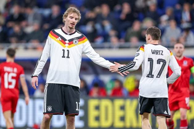 14.11.2025, Fußball, Länderspiel, WM-Qualifikation Europa, Deutschland - Luxemburg, Stade de Luxembourg (Croix de Gasperich, Luxemburg), 9. Spieltag, Saison 2025 2026: Nick Woltemade (GER 11) klatscht sich mit Florian Wirtz (GER 17) ab Regulations prohibit any use of photographs as image sequences and or quasi-video. Luxemburg