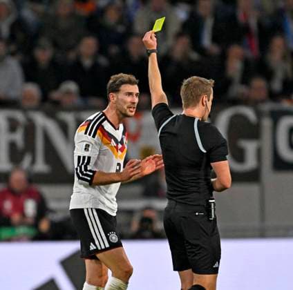 14.11.2025, Fussball WM-Qualifikation Europa 2025 26, 9.Spieltag, Luxemburg - Deutschland, im Stade de Luxembourg (Croix de Gasperich, Luxemburg), Leon Goretzka (Deutschland) sieht die Gelbe Karte von Schiedsrichter John Brooks (England).