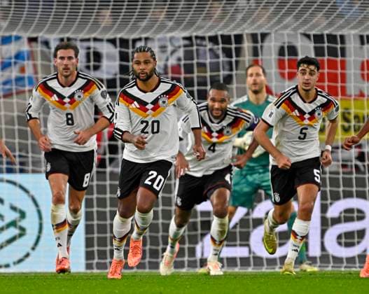 14.11.2025, Fussball WM-Qualifikation Europa 2025 26, 9.Spieltag, Luxemburg - Deutschland, im Stade de Luxembourg (Croix de Gasperich, Luxemburg), v.l. Leon Goretzka (Deutschland), Serge Gnabry (Deutschland), Jonathan Tah (Deutschland) und Aleksandar Pavlovic (Deutschland) rennen los.