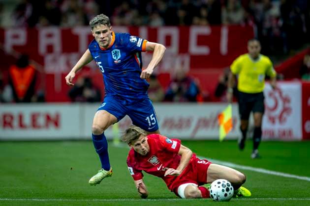 Poland defender Jan Ziokowski, Netherlands defender Micky van de Ven during the match FOOTBALL - EUROPEAN QUALIFIERS - POLAND - NETHERLANDS at the PGE Narodowy (National Stadium) for the FIFA World Cup, WM, Weltmeisterschaft, Fussball 2026 UEFA Qualifiers - Group G - Matchday 9 season 2025-2026 in WARSAW, Poland on 14 november 2025, (photo by Stefan Koops EYE4images DeFodi Images)