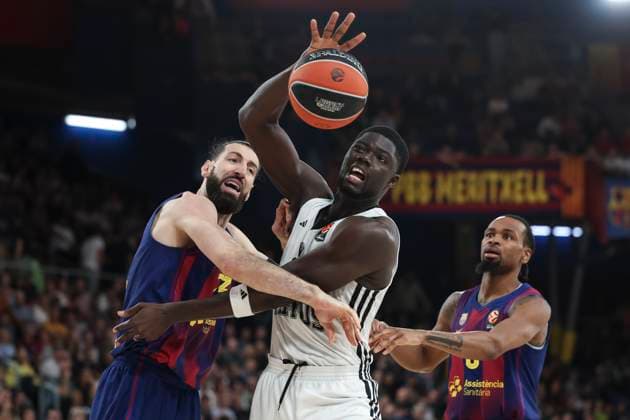 November 14, 2025, Barcelona, Barcelona, Spain: Mouhamet Diouf of Virtus Bologna and Tornike Shengelia of FC Barcelona, Barca compete for the ball during the EuroLeague Regular Season Round 11 match played between FC Barcelona and Virtus Bologna at Palau Blaugrana on November 14, 2025 in Barcelona, Spain. Barcelona Spain - ZUMAa181 20251114_zaa_a181_186 Copyright: xJavierxBorregox