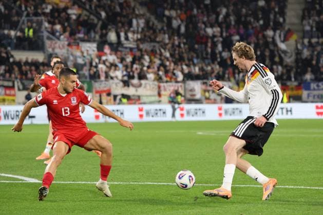 14.11.2025, Fussball, Herren, Qualifikation, European Qualifiers, Luxemburg - Deutschland, Nick Woltemade (Deutschland), Dirk Carlson (Luxemburg) Luxemburg Stade de Luxembourg Luxemburg Luxemburg (LUX) Copyright: xSebastianxBachx