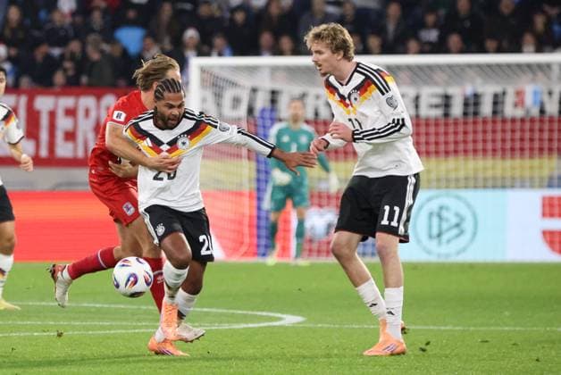 14.11.2025, Fussball, Herren, Qualifikation, European Qualifiers, Luxemburg - Deutschland, Serge Gnabry (Deutschland), Nick Woltemade (Deutschland), Mathias Olesen (Luxemburg) Luxemburg Stade de Luxembourg Luxemburg Luxemburg (LUX) Copyright: xSebastianxBachx