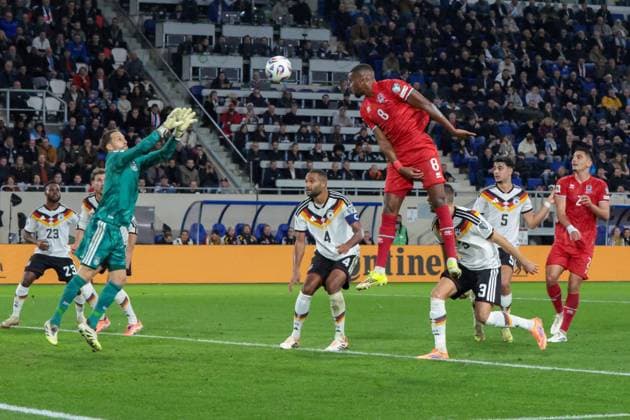 14.11.2025, xhettx, Fussball WM-Qualifikation 2026, Luxemburg - Deutschland v.l. Oliver Baumann (Germany, 1) erwartet den Ball von Christopher Martins (Luxembourg, 8) (DFL DFB REGULATIONS PROHIBIT ANY USE OF PHOTOGRAPHS as IMAGE SEQUENCES and or QUASI-VIDEO) Luxemburg