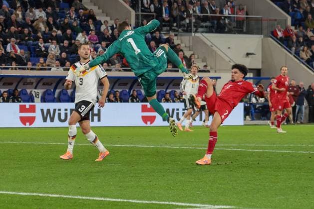 14.11.2025, xhettx, Fussball WM-Qualifikation 2026, Luxemburg - Deutschland v.l. Oliver Baumann (Germany, 1) und Aiman Dardari (Luxembourg, 7) im Duell (DFL DFB REGULATIONS PROHIBIT ANY USE OF PHOTOGRAPHS as IMAGE SEQUENCES and or QUASI-VIDEO) Luxemburg